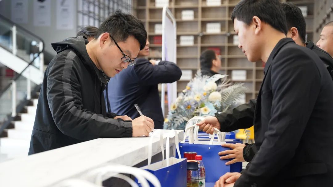 图片尺寸:1080 x 608 简一家居4.22日工场团购“狂飙”盛宴美满竣事